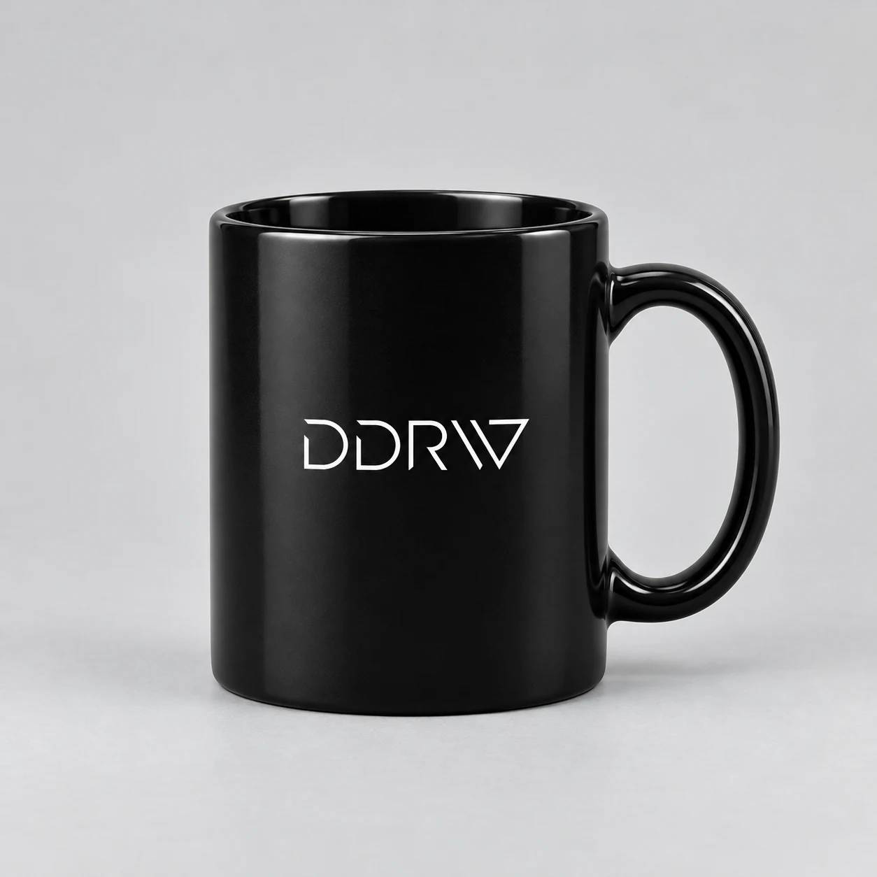 Кружка DDRW, чёрный цвет, логотип на передней стороне
